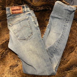 Jacob cohën jeans - Jacob Cohen Supersnygga Jacob Cohen jeans nu till sommaren. Super Stretchiga och sköna. Tre små hål jag lagad med lapp bakom som inte känns (bild 3) och ett pytte litet hål i skrevet som säkert går att laga (bild 3). Nypris - 5500 kr