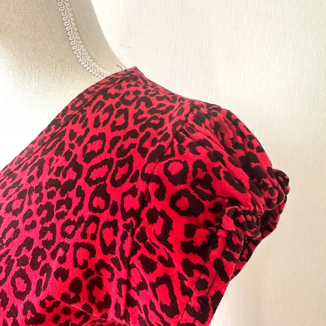 Top med rött leopardmönster - 91