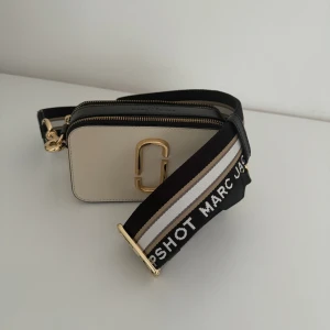 Marc Jacobs ”The Snapshot” - Säljer min fina väska från Marc Jacobs ”The Snapshot”. Använt fåtal gånger så den är helt i nyskick. Säljes då den tyvärr inte kommer till användning!🥰 Nypris ca 3400kr  Mått: H 11 x B 18,5 x D 6,5 