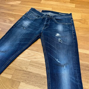 Dondup George  - Säljer mina tvärfeta dondup george med otroligt feta slitningar och fade. Skicket är mycket bra. Storlek 31