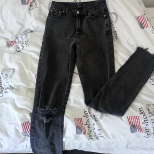 Jeans  - Säljer ett par svarta jeans strl 38 från Asos design. Mycket bra skick. Dem är ganska långa (tall). Originalpris är ca 500. Säljer dem för 170kr + frakt!