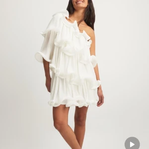 Klänning - Säljer denna jätte fina klänningen pga att den var för stor för mig. Perfekt till studenten och nu till sommaren😝🙌🏼 Och den är slutsåld nästan överallt, den är testad en gång och är i st 36. Skriv för fler bilder💕