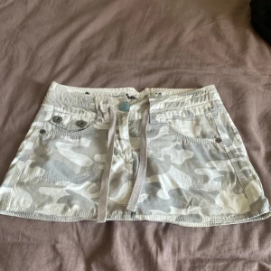 Mini kjol - Säljer denna snygga minikjol då den är för liten för mig, midjemått 36