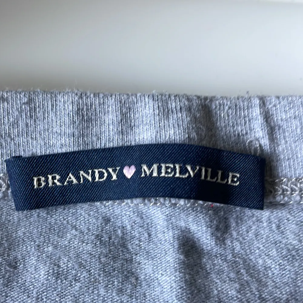 Ett ljusgrått tvådelat set från Brandy Melville 😍Det är one size men passar xs-m beroende på hur man vill att det ska sitta❤️. Shortsit.