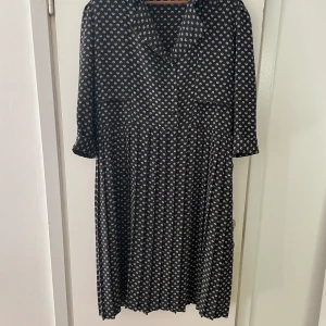 Snygg klänning - M - Midiklänning med fina detaljer 