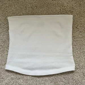 Tub topp  - Vit ribbad tub topp. Använd en gång! Nyskick! Storlek S från Gina Tricot ❣️