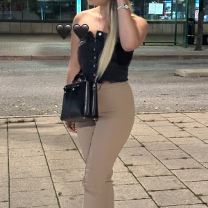 Jeans topp - Hej! Säljer den här fina jeans toppen som jag inte har användning av längre. Skriv om ni har några frågor!🖤