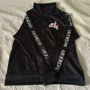 Air Jordan kofta  - Sjukt fin air jordan kofta, perfekt nu till sommaren, inga skador eller liknande. Vid frågor samt andra funderingar, kontakta gärna via DM! 