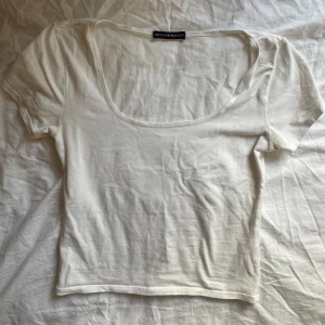 brandy topp - vit topp från brandy melville! passar xs-m. använd men inga defekter.