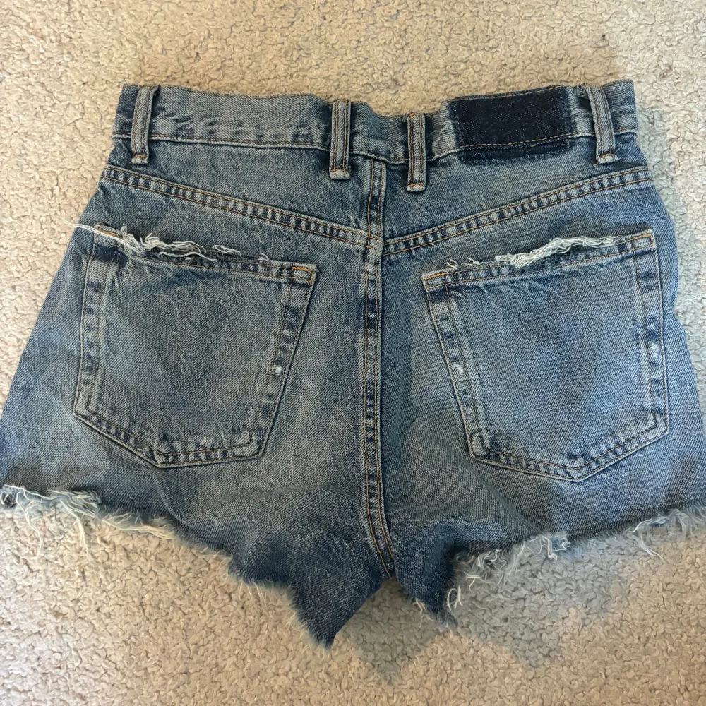 Säljer mina jeans shorts från zara då de har blivit för små för mig. Storlek 34!😊 pris kan diskuteras 💞💕. Shorts.