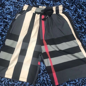 Burberry badshorts  - Burrberry shorts helt oanvända. Tvärr små på mig. 
