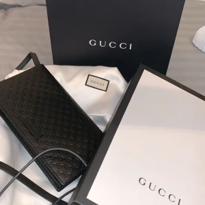 Gucci väska  - Äkta Gucci väska, använd vid fåtal tillfällen  Allt medföljer förutom kvitto då jag inte har kvar kvittot. Kan följa med till Gucci för att verifiera att väskan är äkta 