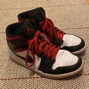 Jordan 1 mid. Storlek 40 - Väl omhändertagna skor i gott skick. Köptes hösten 2023 i nyskick. En liten  repa i sulan och precis ovanför loggan (se bild). 