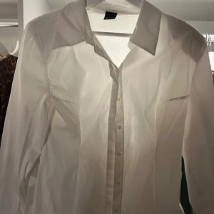 Figursydd skjorta  - Från Gina Tricot storlek M