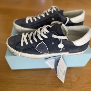 Philippe Model - Säljer skorna för jag inte använder dem och dem är lite förstora, skicket är rätt så bra men säljer dem billigt för ja inte vill ha dem längre. 