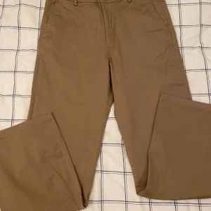 Chino byxor - Beiga chinos sällan använda köpta på Boozt för 600kr. Det är loose fit.