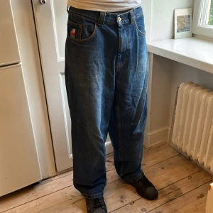 Polar bigboys  - Tja!, säljer dessa feta bigboys. De är storlek small jag är 177, har ungefär 30 i midja och de passar mig perfa! Skick är 6/10 allt med jeansen är som det ska förutom att de har en del heelbite där nere!