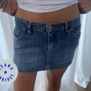 Denim kjol - Jättefin jeanskjol som jag köpte här på plick. Den är helt ny men den passade inte, så nu säljer jag den här☺️ köpte för 300kr med frakt och säljer för samma pris. Priset går inte att diskuteras
