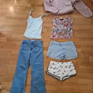 Blandat paket - Klädpaket med kläder i strl s-m. Skriv för mer detaljerad info om storlek på olika plagg. Jag har vanligtvis s och allt på bilden passar på mig😊
