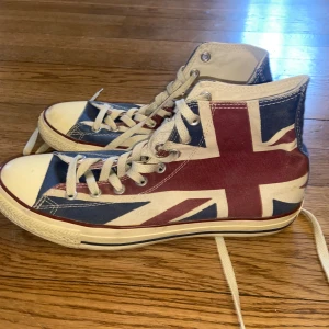 Converse Brittisk flagga - Storlek 44 Bra skick Converse high tops Storbirtaniens flagga