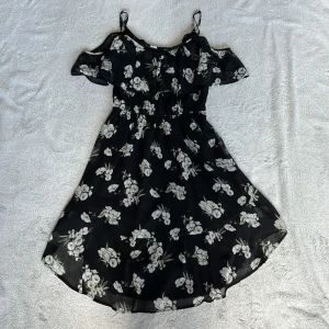 Blommig klänning - Säljer min fina sommar klänning, den är i strlk S men kan passa XS också💞 Märket heter Abercrombie & Fitch  Den e knappt använd, köp gärna via köp-nu funktionen!