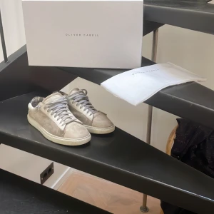 Oliver Cabell skor  - Säljer mina Oliver cabell ses salt nu när jag har växt ut dom. Dom är i använt skick och har några slitningar på lädret där bak vid hälen och det är därför de låga priset annars är dom hela och rena. Priset går att diskutera. 