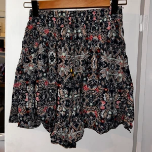 Mönstrade shorts - Storlek: M Använd: Få gånger 