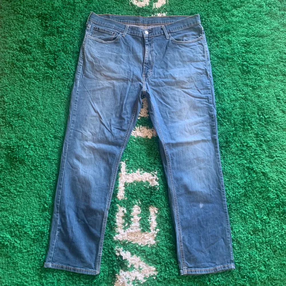 Sköna Levis jeans i modellen 541. Uppskattat skick 7/10. Skicka ett meddelande innan köp!. Jeans & Byxor.