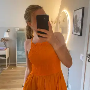 Orangeklänning som inte kommer till användning🧡🧡🧡