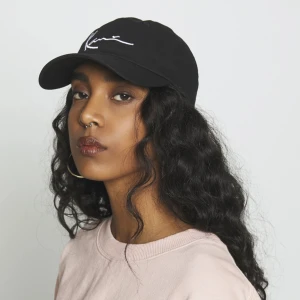 Stilren keps Karl Kani signature keps - Köpt för 389 kr på Zalando Aldrig använd  