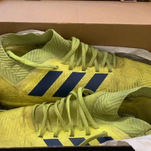 Skor - Säljer nu mina fotbollsskor då de passar inte längre , de är i mycket bra skick, men är lite smutsig. Priset kan diskuteras vid snabb affär. 