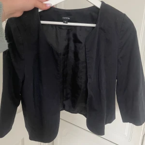 Trekvartsärmad kofta  - Trekvartsärmad kofta i kavaj material