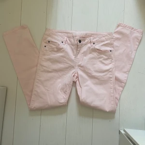 Rosa low waist jeans - Säljer då de är för stora för mig. Köpta secondhand men ser ut att vara i nyskick.   De är en jättefin ljusrosa färg, low/mid waist och raka/bootcut. INTE SKINNY. Önskar verkligen de hade passat mig men tyvärr för stora i midjan. (Har vanligtvis 36) 