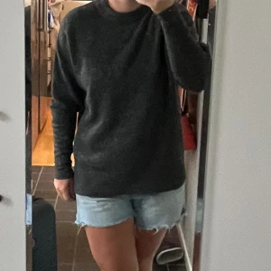 Stickad tröja!  - Säljer denna gråa stickade tröjan då den aldrig används!  Passar XS-M