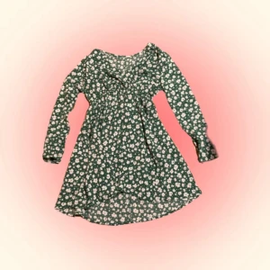 Klänning - En blommig klänning som passar perfekt till sommaren, bra kvalitet, med dessa fin ärmar!