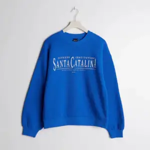 Superfin blå sweatshirt i storlek xs men skulle passa någon i S. Kostar 100 kr + frakt (men vi kan snacka mer om pris)