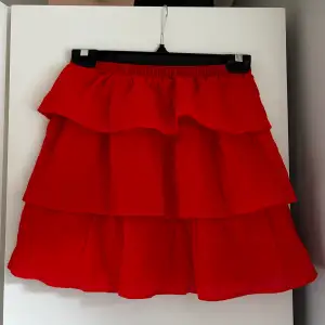 Röd kjol från hm som knappt är använd, passar så bra till en fin topp nu i sommar❤️