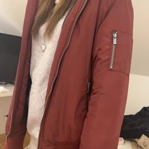 Bomberjacka - vinröd bomberjacka! storlek M men skulle säga att den sitter mer som S! jätte snygg passform