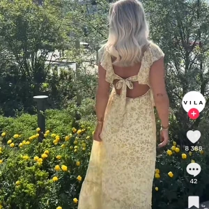 Långklänning  - Säljer den magiskt fina långklänning från Vila. Otrolig färg och modell och helt oanvänd! Säljer då jag beställde den i fler storlekar. 