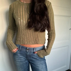 Cool topp - Militärgrön topp från Pull&Bear. Croppad och tyget är hålstickat, skulle säga att toppen är i stl S💚💚