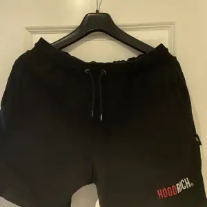 Säljer mina  Hoodrich shorts som knappt är använda storlek L men passar även M skick 9/10