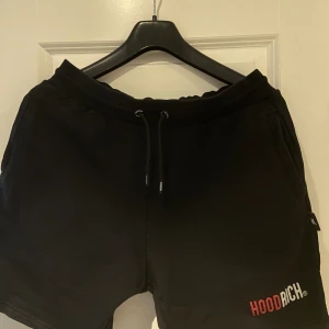Hoodrich mjukishorts - Säljer mina  Hoodrich shorts som knappt är använda storlek L men passar även M skick 9/10