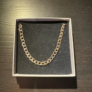 Guld kedja halsband   - Halsband med en gullig kedja. Den är 35-48 cm lång. 