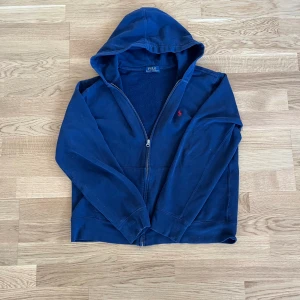 Polo zip up  - Säljer polo zip up storlek S den är i bra skick, jag köpte den på plick men den passar bara inte mig så jag tänker sälja den🔥🔥pris går att diskuteras 🔥🔥