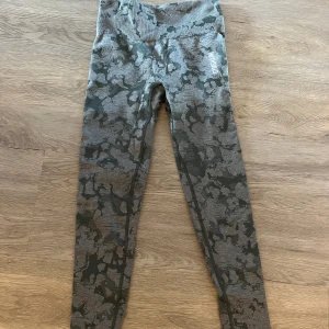 Träningstights från gymshark  - Träningstights med scrunch. Använda fåtal gånger så inga defekter finns. 