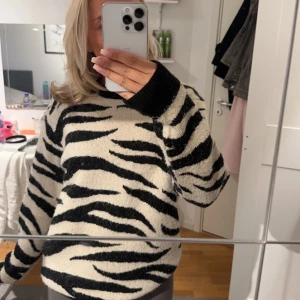 Zebra tröja  - Zebra mönstrad stickad tröja!! Använder inte längre därför säljer jag den💕