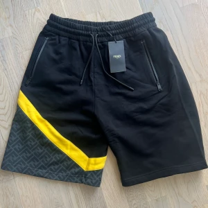 Fendi shorts - Fendi shorts  Strl M  Nya med tags