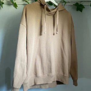 Beige hoodie  - Beige hoodie i nyskick. Säljer då jag aldrig använder den längre. Köparen står för frakt 