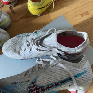 Nike fotbollsskor  - Storlek 42