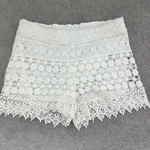 Broderade shorts - Vita sommar shorts i strl 38 men de är ganska små i midjan så skuller mer säga strl 36. Har ingen bild på då de tyvärr ej passar mig!💜